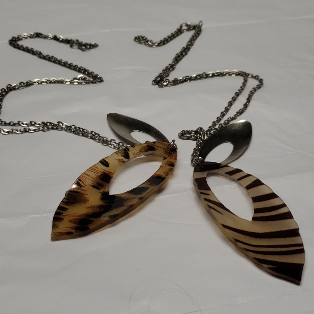 2 Necklaces - Picture 4 of 7